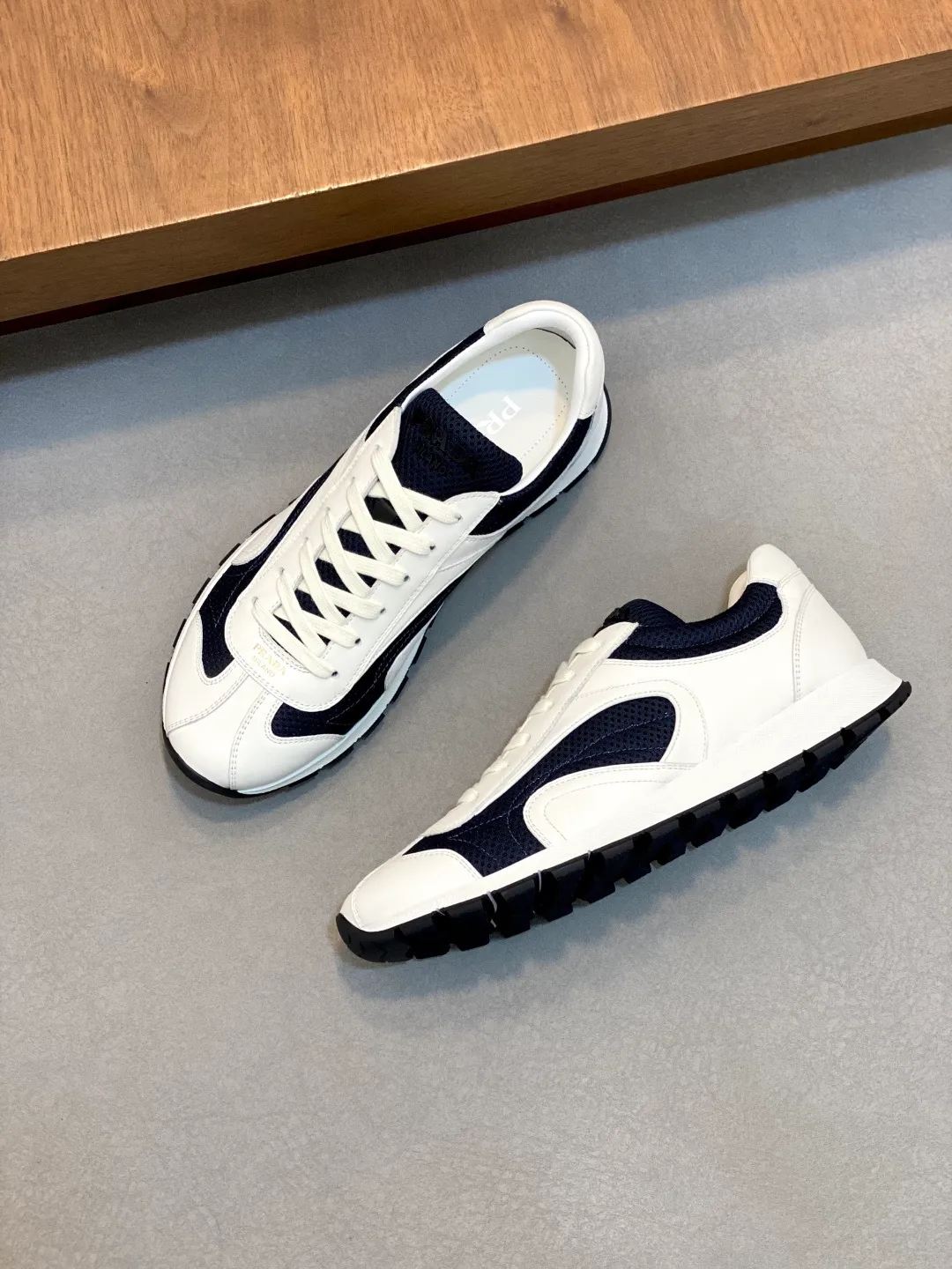 Men's shoes 💰740 Prada men's new lace-up sports and casual shoes. This upper is made of imported calfskin stitching. The tongue is P's classic bronzing lougou. The lining is made of calfskin for the feet. The outsole is made of non-slip sports exclusive rubber outsole with logo. It feels good on the foot. It is fashionable and fashionable. It has a standard sports version and looks very good on the foot! Comes with original box and dust bag! L leather shoe size: 39/40/41/42/43/44 original box packaging + dust bag